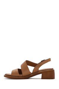 صندل زنانه قهوه‌ای روشن چرم پاشنه‌کوتاه بنددار دری مد