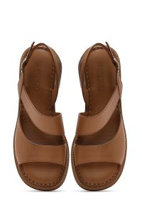 صندل زنانه قهوه‌ای روشن چرم پاشنه‌کوتاه بنددار دری مد