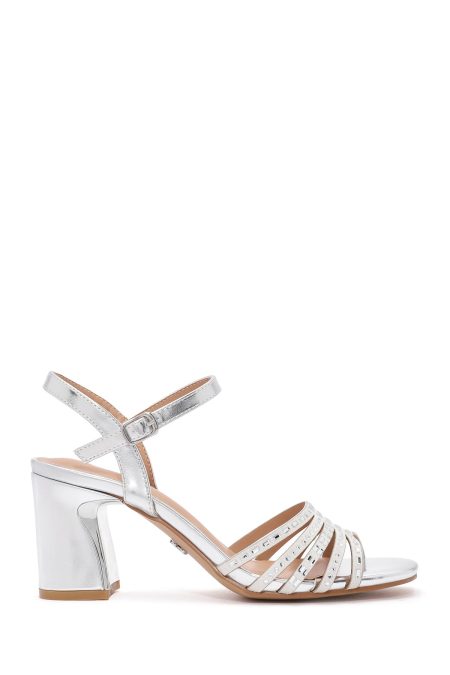 صندل زنانه متالیک نقره‌ای بنددار با پاشنه ضخیم دری مد