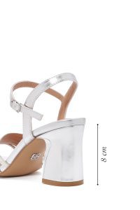 صندل زنانه متالیک نقره‌ای بنددار با پاشنه ضخیم دری مد