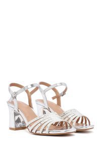 صندل زنانه متالیک نقره‌ای بنددار با پاشنه ضخیم دری مد