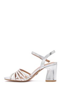 صندل زنانه متالیک نقره‌ای بنددار با پاشنه ضخیم دری مد