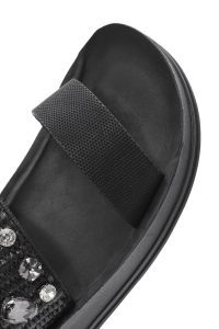 صندل زنانه مشکی با زیره ضخیم و نگین‌دار دری مد