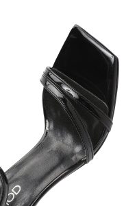 صندل زنانه مشکی براق پاشنه نازک نگین‌دار بنددار دری مد