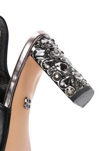 صندل زنانه مشکی بند پشت‌دار نگین‌دار پاشنه‌بلند ضخیم دری مد