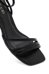 صندل زنانه مشکی پاشنه‌نازک کوتاه بنددار دری مد