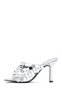 صندل زنانه نقره‌ای پاشنه نازک پولکی دری مد