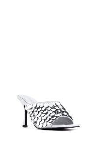 صندل زنانه نقره‌ای پاشنه نازک پولکی دری مد