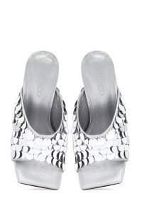 صندل زنانه نقره‌ای پاشنه نازک پولکی دری مد