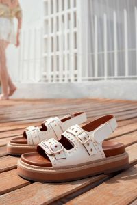 صندل زنانه کرم سگک‌دار تخت ضخیم دری مد