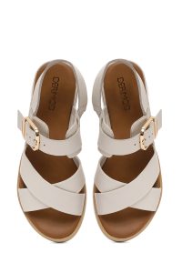 صندل زنانه کرم چرم بنددار تخت دری مد