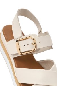 صندل زنانه کرم چرم بنددار تخت دری مد