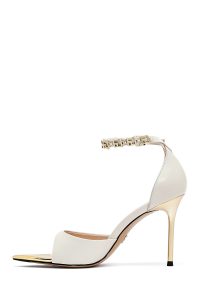 صندل زنانه کرم چرم پاشنه‌نازک بنددار دری مد