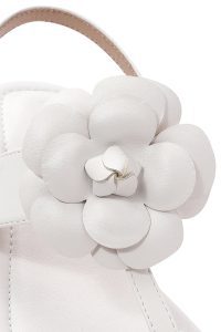 صندل زنانه کرم گل‌دار انگشتی دری مد