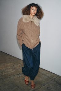 کت زنانه ۱۰۰٪ پشمی با یقه خز مصنوعی زارا – ZARA