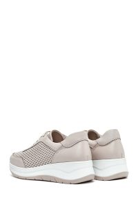 کتونی زنانه چرم کرم بنددار با زیره ضخیم دری مد