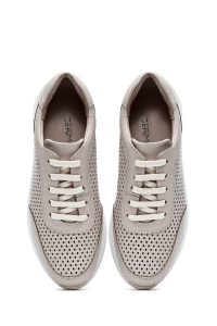 کتونی زنانه چرم کرم بنددار با زیره ضخیم دری مد