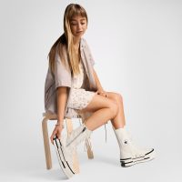 کتونی لژدار ساق‌بلند کانورس آل استار Chuck 70 Plus XHi کرم مردانه و زنانه اورجینال