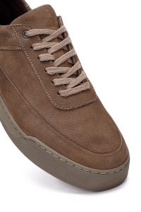 کتونی مردانه نبوک چرمی بژ بندی دری‌مد