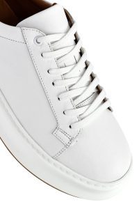 کتونی مردانه چرم سفید بنددار زیره ضخیم دری مد