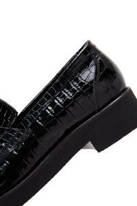 کفش راحتی زنانه چرم مشکی طرح تمساح زنجیر دار دری مد