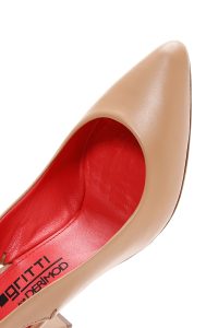 کفش زنانه بژ چرم پاشنه‌دار پشت باز دری مد