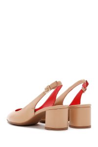 کفش زنانه بژ چرم پاشنه‌ضخیم کوتاه پشت باز دری مد