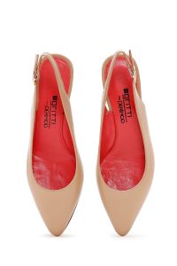 کفش زنانه بژ چرم پاشنه‌ضخیم کوتاه پشت باز دری مد