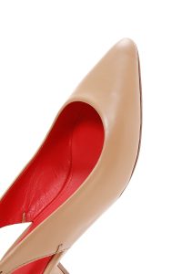 کفش زنانه بژ چرم پاشنه‌ضخیم کوتاه پشت باز دری مد