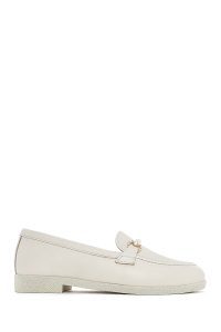 کفش لوفر زنانه چرم کرم سگک‌دار دری مد