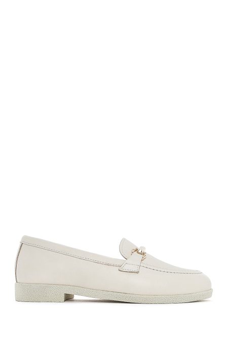 کفش لوفر زنانه چرم کرم سگک‌دار دری مد