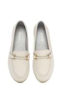 کفش لوفر زنانه چرم کرم سگک‌دار دری مد