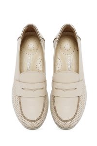 کفش لوفر زنانه چرم کرم پاشنه دار راحتی دری مد