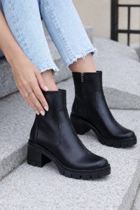 بوت چرمی زنانه مشکی زیپ‌دار پاشنه ضخیم دری مد