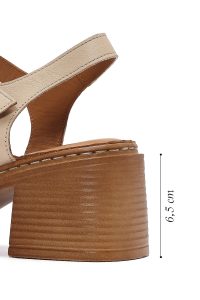 صندل زنانه بژ چرم پاشنه‌ضخیم بنددار دری مد