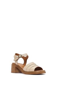 صندل زنانه بژ چرم پاشنه‌ضخیم بنددار دری مد