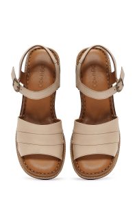 صندل زنانه بژ چرم پاشنه‌ضخیم بنددار دری مد