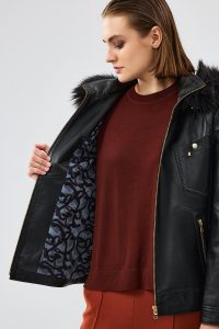 کاپشن چرم خزدار کلاهدار مشکی زنانه مگی دری مد