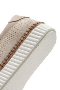 کتونی زنانه چرم جیر بژ بنددار با زیره ضخیم دری مد