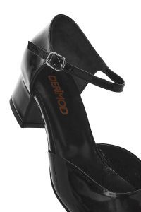 کفش زنانه مشکی چرم ورنی پاشنه‌ضخیم کوتاه بنددار دری مد