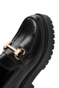 کفش لوفر زنانه چرم مشکی سگک‌دار زیره ضخیم دری مد