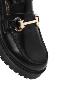 کفش لوفر زنانه چرم مشکی سگک‌دار زیره ضخیم دری مد