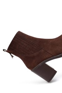 بوت زنانه چرم جیر قهوه‌ای پاشنه‌بلند ضخیم دری مد