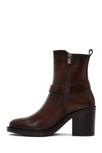 بوت زنانه چرم قهوه‌ای پاشنه‌بلند ضخیم سگک‌دار دری مد