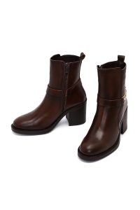 بوت زنانه چرم قهوه‌ای پاشنه‌بلند ضخیم سگک‌دار دری مد