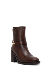 بوت زنانه چرم قهوه‌ای پاشنه‌بلند ضخیم سگک‌دار دری مد