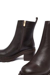 بوت زنانه چرم قهوه‌ای پاشنه‌بلند ضخیم زیپ‌دار دری مد