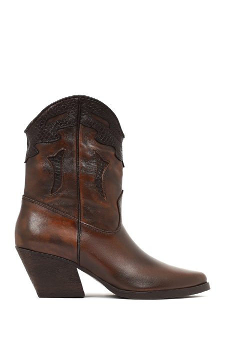 بوت زنانه چرم قهوه‌ای کوتاه پاشنه‌بلند مدل کابوی دری مد