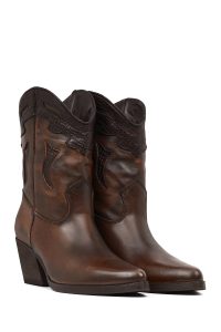 بوت زنانه چرم قهوه‌ای کوتاه پاشنه‌بلند مدل کابوی دری مد