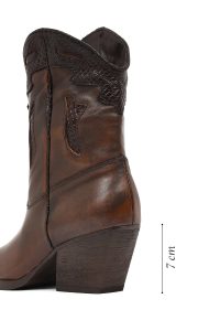 بوت زنانه چرم قهوه‌ای کوتاه پاشنه‌بلند مدل کابوی دری مد